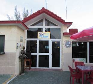 Eingang zur klimatisierten Bar