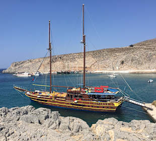 Das alte Holzboot, mit dem man den Ausflug macht