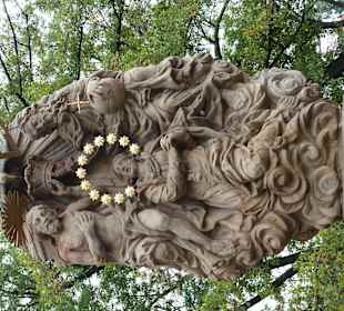 Barocke Figuren auf gotischer Brücke