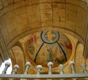 Unter der Christusstatue