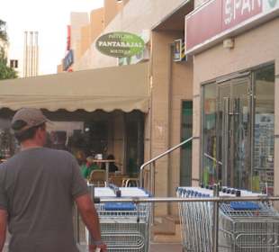 Eingang zum Supermarkt und anderen Geschäften