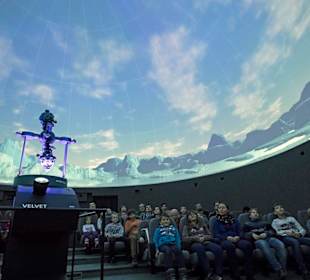 In der 10-Meter-Planetariumskuppel
