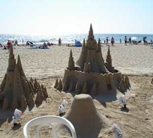 Sandburgen an der Strandpromenade
