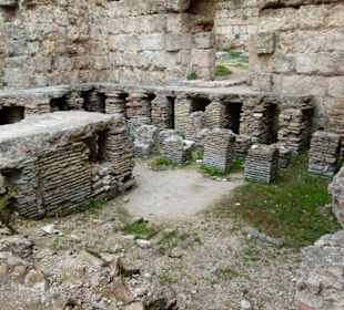 Zu sehen sind die Kanäle unter dem Fußboden