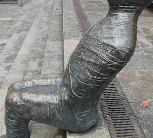 Der Gefesselte auf den Stufen am Kiliansplatz