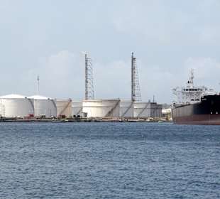 Blick auf das Tanklager der Raffinerie