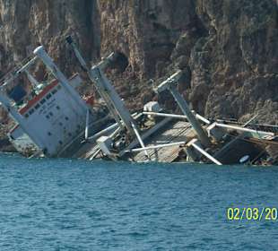 Frachter in den klippen