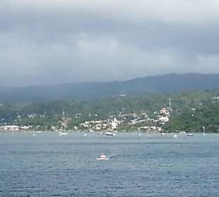 Blick auf den Hafen vom Schiff aus