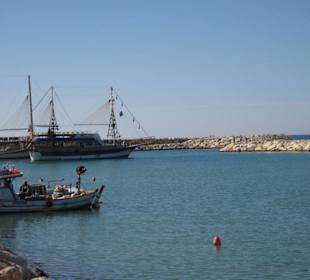 Kleiner Hafen am Strand