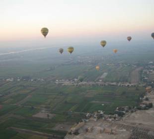 Über den Feldern von Luxor