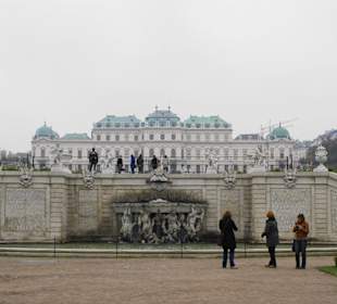 Brunnen und oberes Schloss