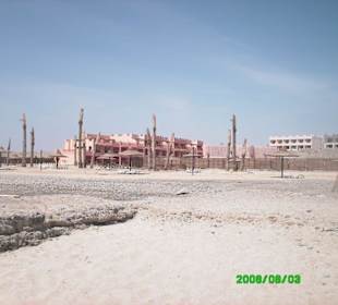 Der Hotel- Neubau in der Bucht