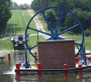 Auch kleine Hausboote werden befördert