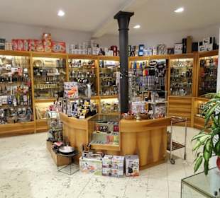Die Auslagen im Messer- & Küchenshop Lorenzi