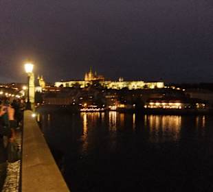 Blick auf die Burg von der Brücke nachts