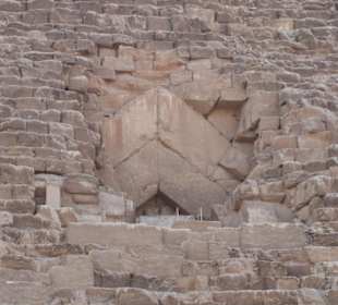 Der frühere Eingang der Cheopspyramide