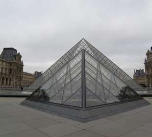 Glaspyramide im Innenhof des Louvre