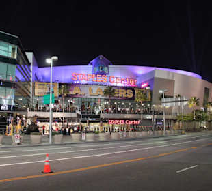 Staples Center links neben dem Hotel Figueroa