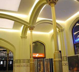 Widok wejścia do hali po remoncie.