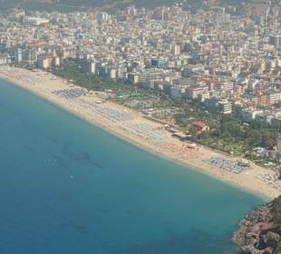 Hotel und Strand in Alanya aus 250m Höhe