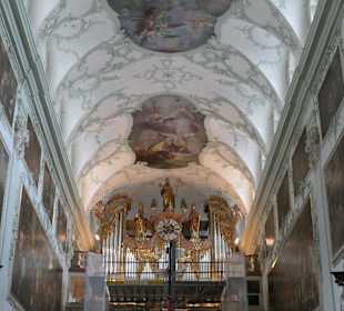 Die prächtig ausgestattete Abteikirche St. Peter