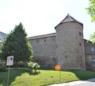 Hinter dicken Mauern