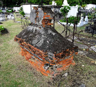 Rundgang über den alten Friedhof am Meer
