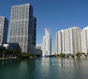 Wolkenkratzer vom Meer aus gesehen