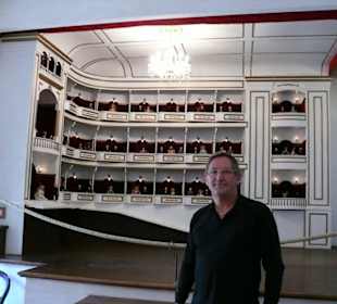 Ich vorm Puppentheater