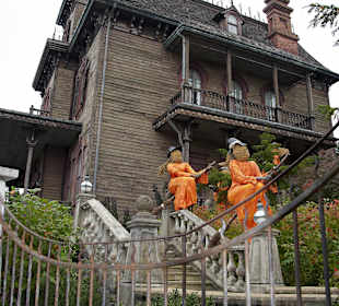 Halloweendeko vor dem Geisterhaus