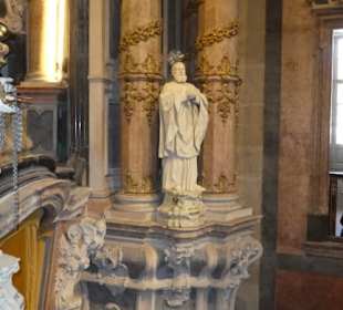 Figur im inneren der kirche