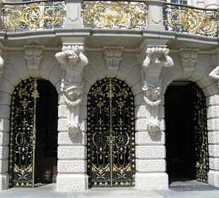 Reich verzierte Eingangstüren