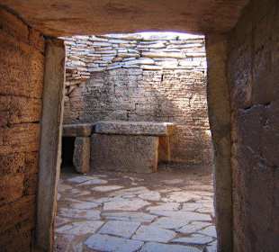 Im Inneren eines Rundgrabs