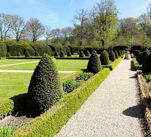 Klostergarten mit 200-jähriger Taxushecke