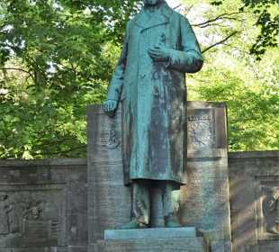 Eindrücke vom Klaus Groth-Brunnen