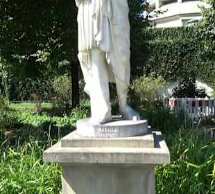 Statuen am Schlossplatz