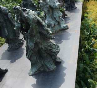 Kunstwerke vor dem Restaurant im Garten 