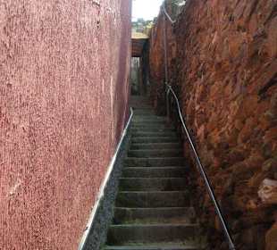 La scalinata per raggiungere il castello