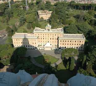 Blick vom Petersdom auf den Vatikan