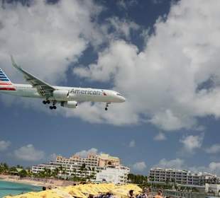 Flugzeug über dem Strand