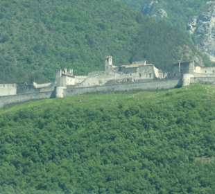 Burg Besano über dem Etschtal