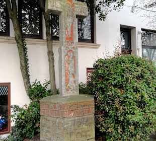 Das Vasmer-Kreuz mit historischem Sockel