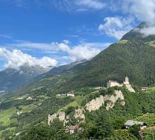 Ausblick auf die Brunnenburg und Schloss Tirol
