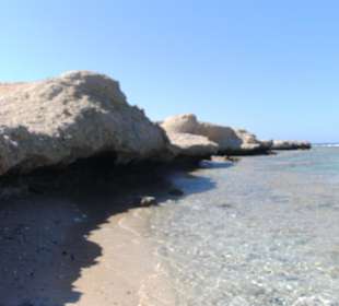 Felsenküste zur rechten Seite