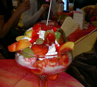 Großer Eisbecher mit vielen frischen verschiedenen Früchten