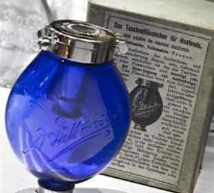 Taschenspuckflasche ”Blauer Heinrich”
