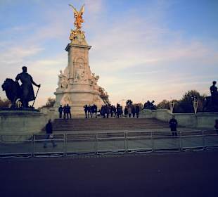 Przed pałacem Buckingham