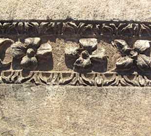 Antike Steine an den Felsengräbern