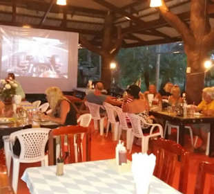 Innen auf Grossbildleinwand Bundesliga & Formel1