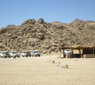 Mit diesen Jeeps kamen wir hierher ins Beduinendorf
